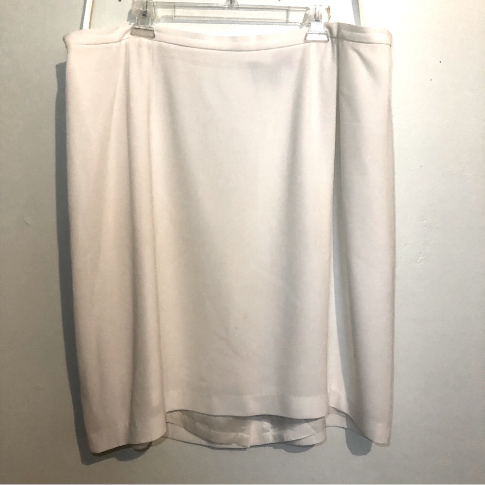 Ellen Tracy Skirt with back split and zipper In Cream, size 24